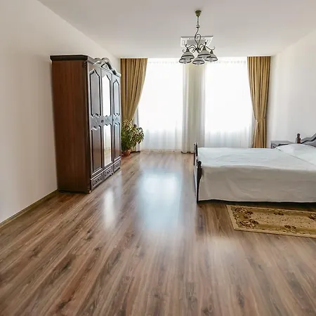 Le Petit Paris Hotel