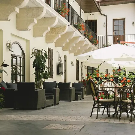 Le Petit Paris Hotel 3*