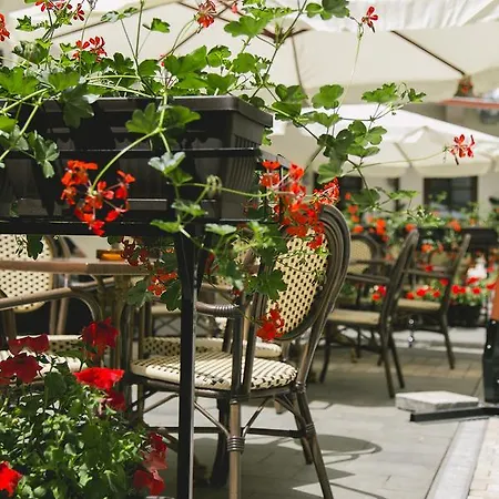 Le Petit Paris Hotel