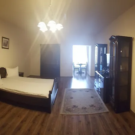 Le Petit Paris Otel Kaloşvar