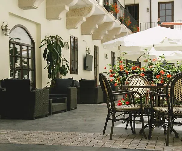 Le Petit Paris Hotel Kluž