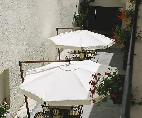 Le Petit Paris Hotel